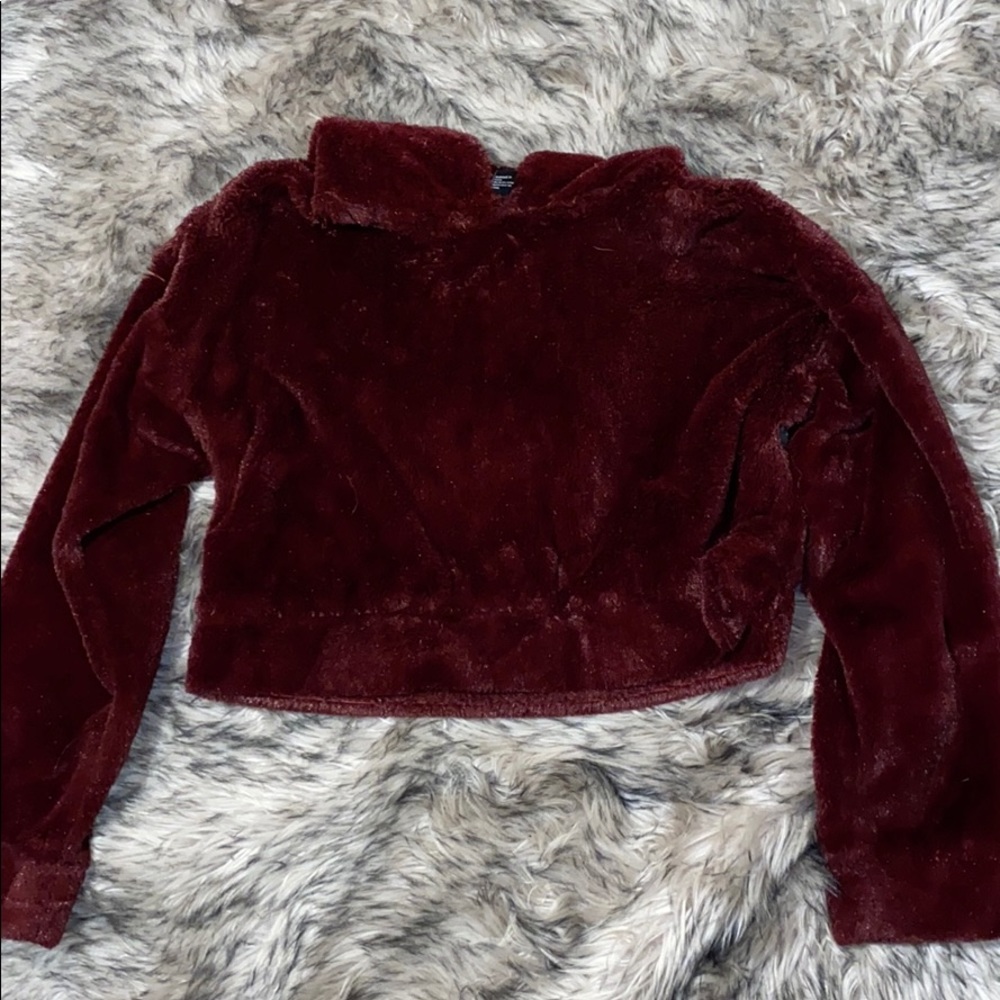 Fuzzy cropped burgundy sweatshirt. Forever 21 SM